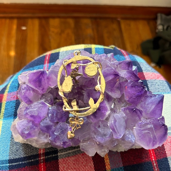 ⭐️ BROOCH, Whimsigoth, Gold-tone w/Ivory w/ Black & White Crystals & Charms 🌹❤️💫 - Picture 5 of 12